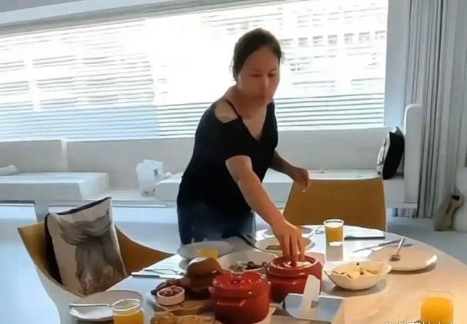 小菲郁躁症复发开跑车直奔豪宅吊唁大Sky开元棋牌小S回应斥资百万包机汪(图5)